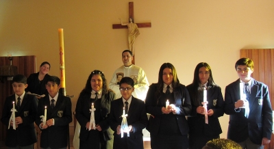 Ceremonia de Bautizo en la Escuela Agrícola de Catemu: Celebrando Nuevos Pasos en la Fe.